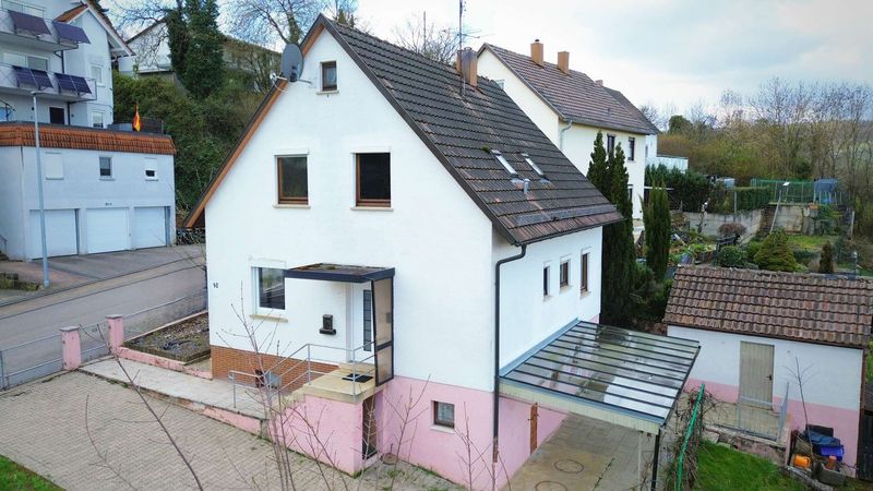 Ihr neues Familienglück: Einfamilienhaus mit viel Potenzial in naturnaher Lage
